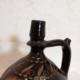 Jug in varnished sandstone