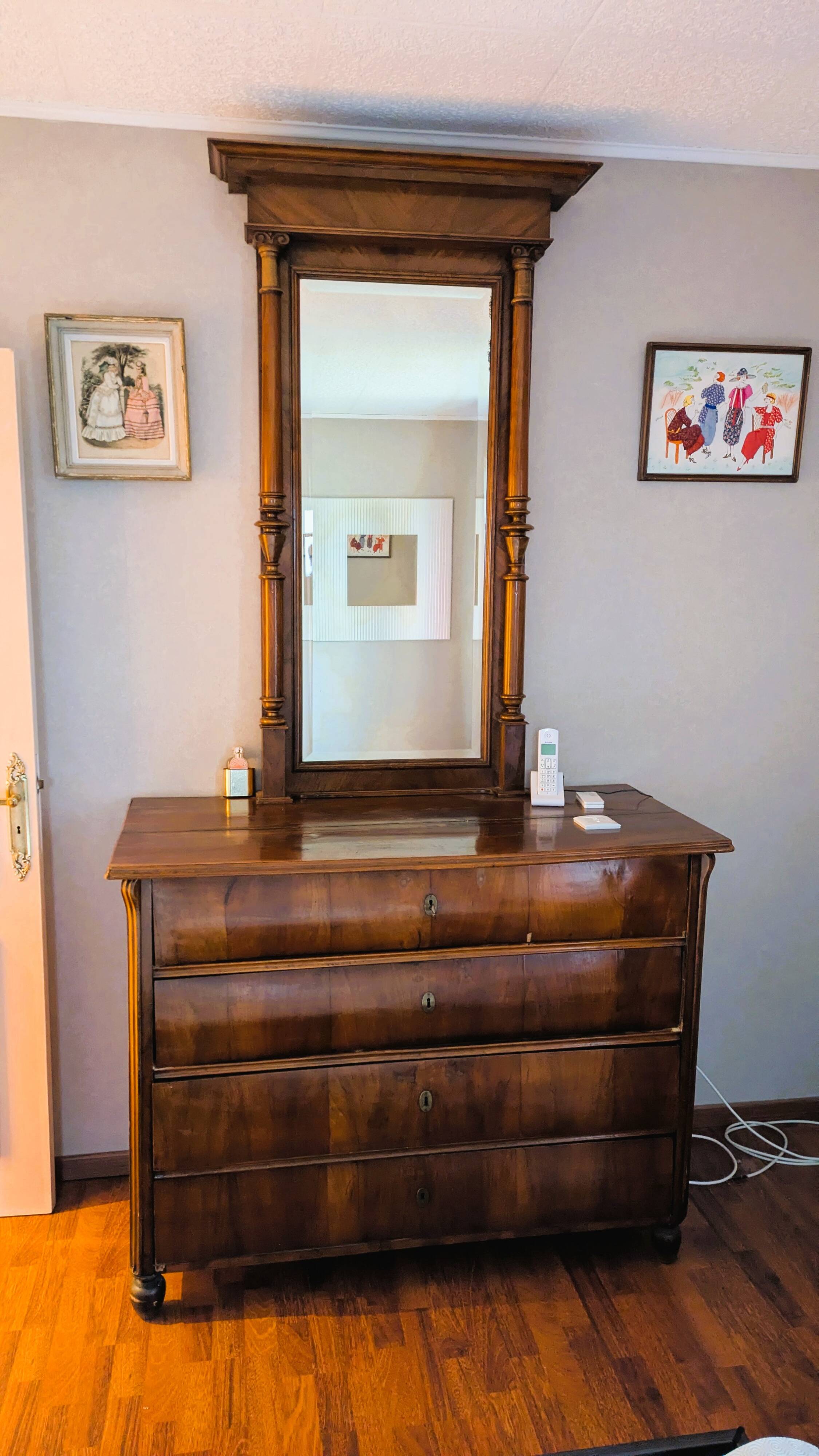 Chest of drawers with 4 drawers in cherry wood with a mirror in classic style – beautiful dimensions.