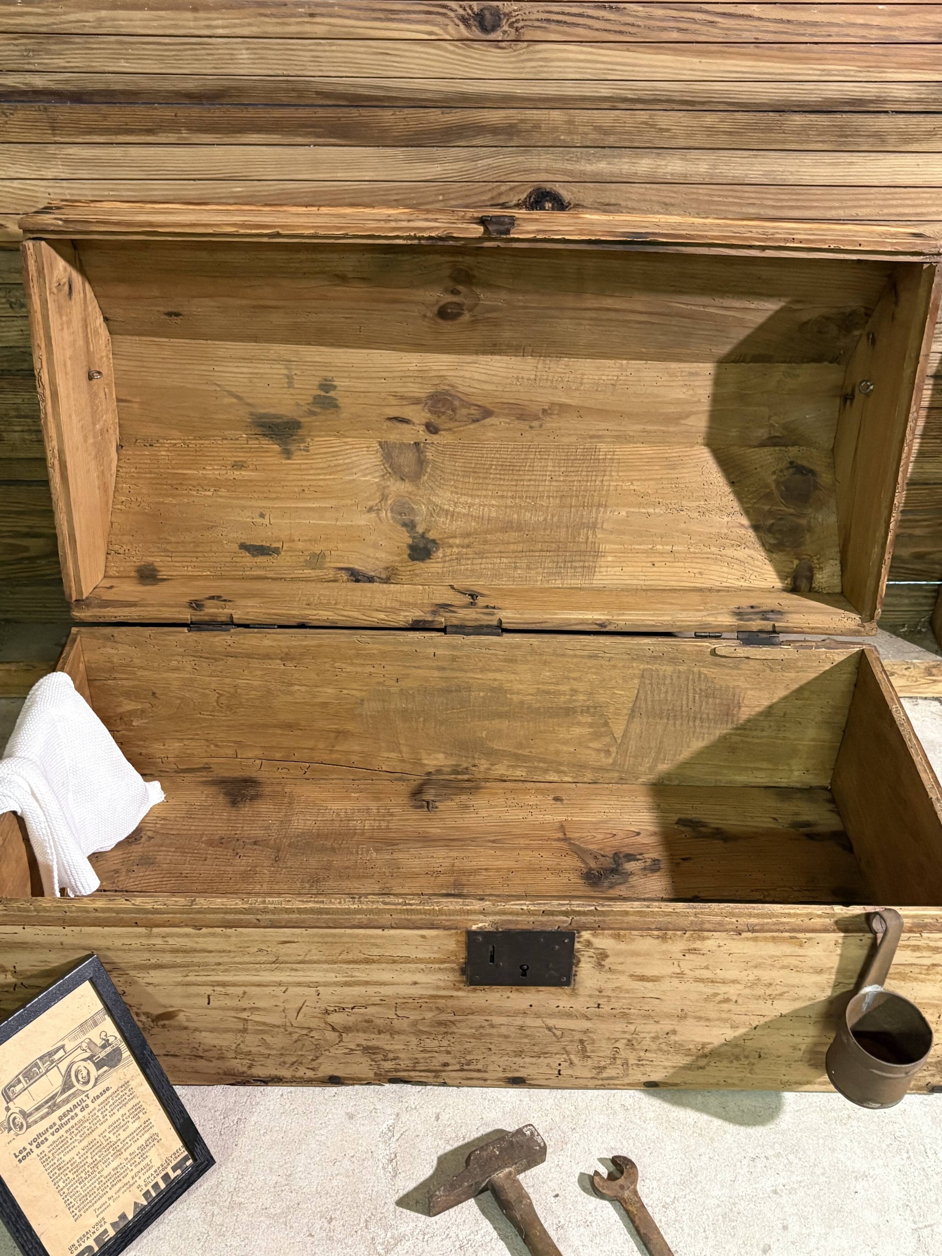 Malle ancienne rénovée en bois