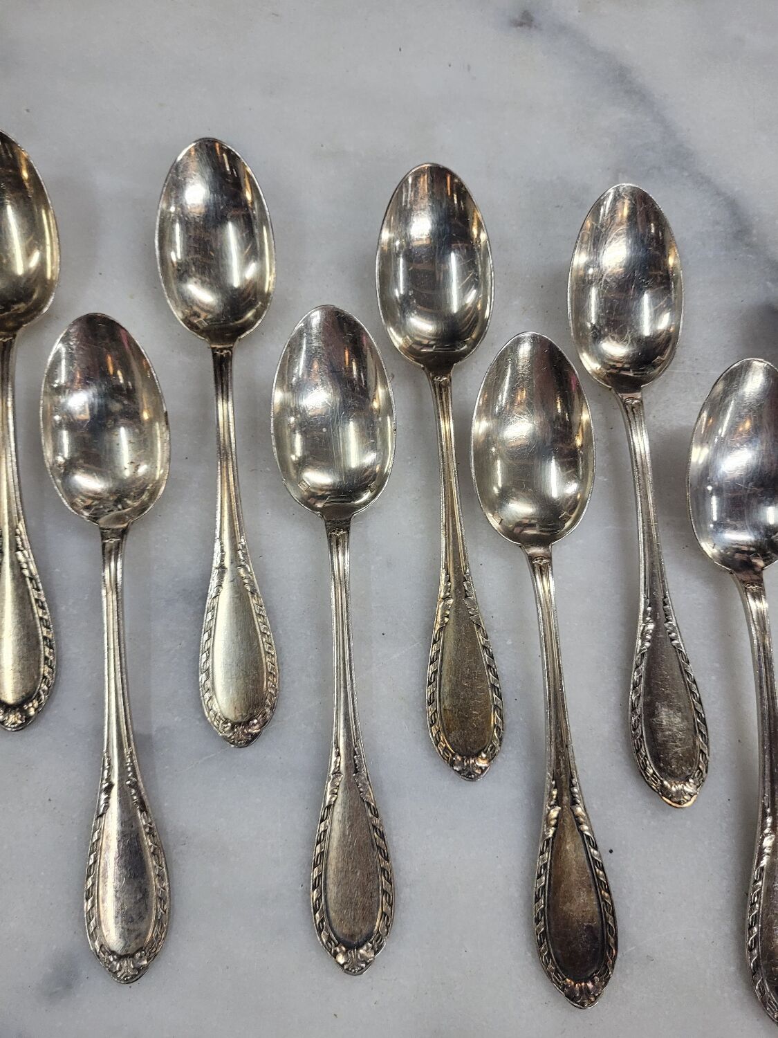 Lot de 12 cuillères du milieu XXème en métal argenté