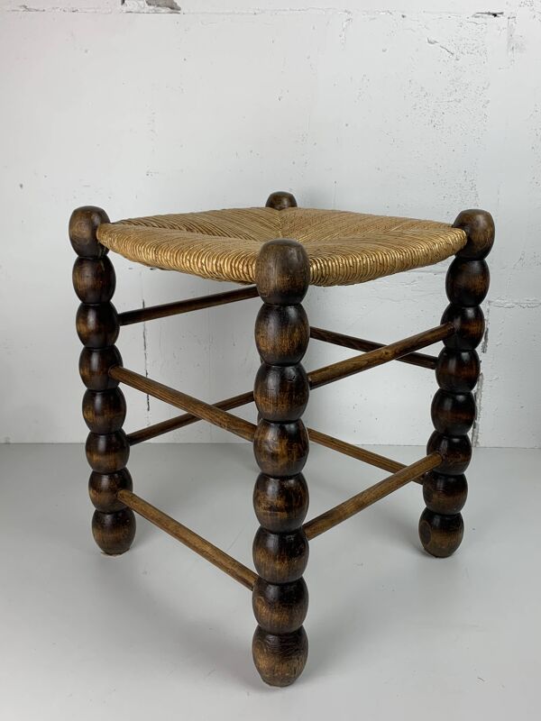 Tabouret en osier tourné en bois brut dans le style de Charles Dudouyt.