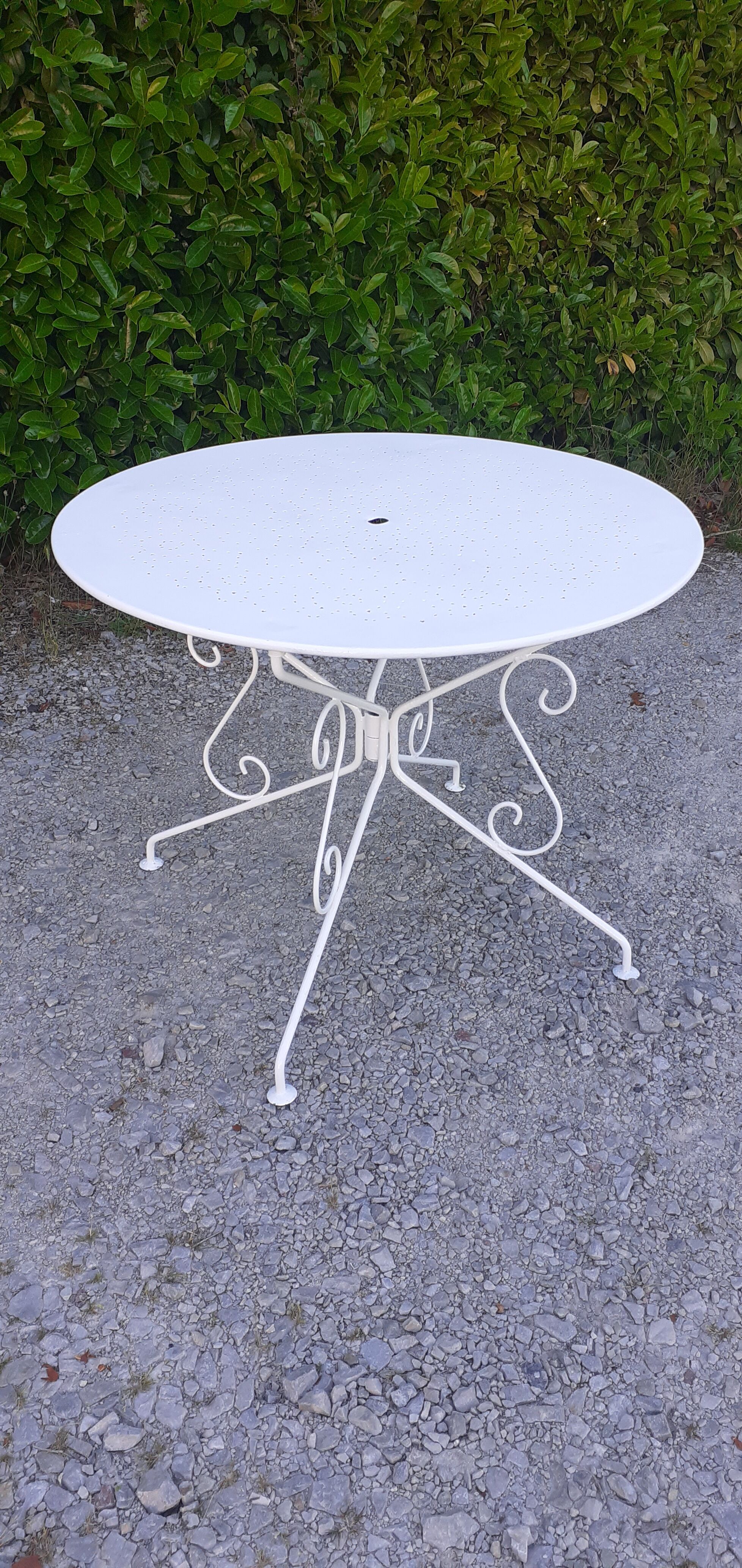 Salon de jardin 1 table 4 fauteuils en fer forgé blanc ancien.