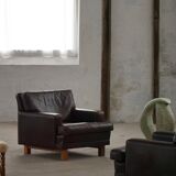 Pair of modern Danish lounge chairs in dark brown leather and rosewood, 1960s.