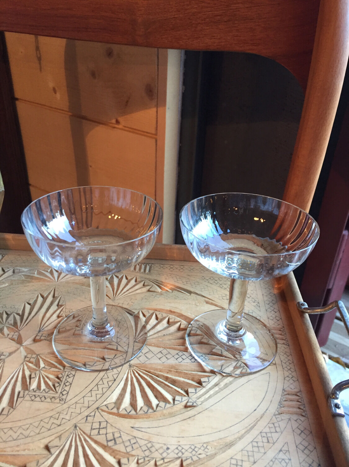 2 champagne glasses