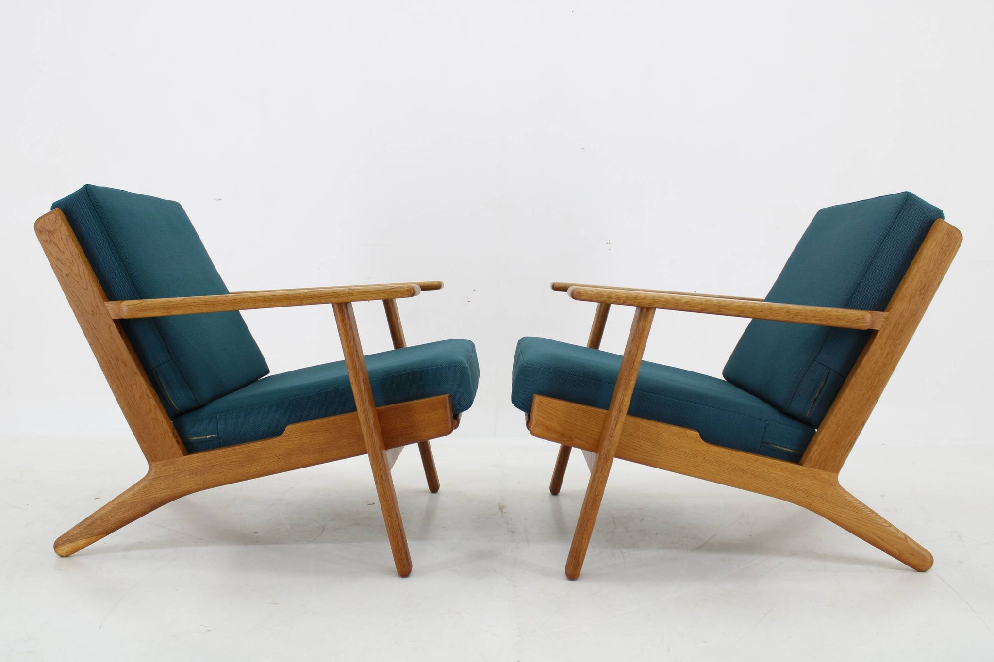 1960s Hans J. Wegner Pair of GE 290 Armchairs in Oak for Getama, Denmark