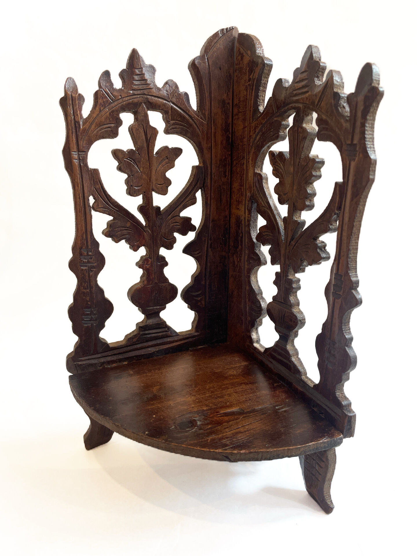 Petite étagère d’angle en bois sculpté