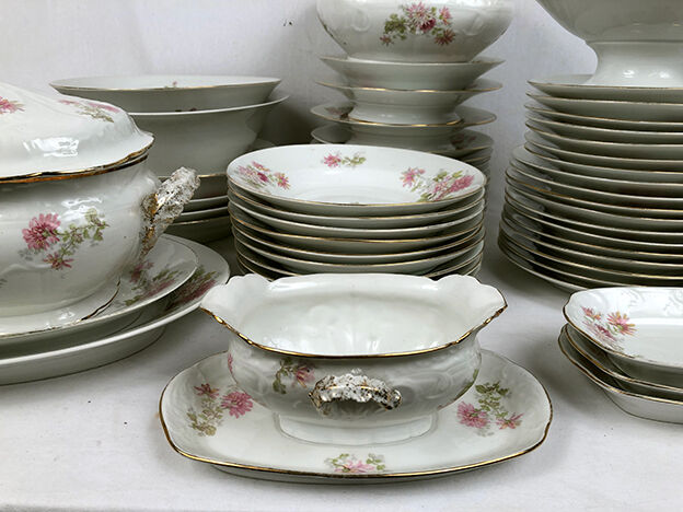 Limoges porcelain service decorated with flowers, mid XXth 57 pieces