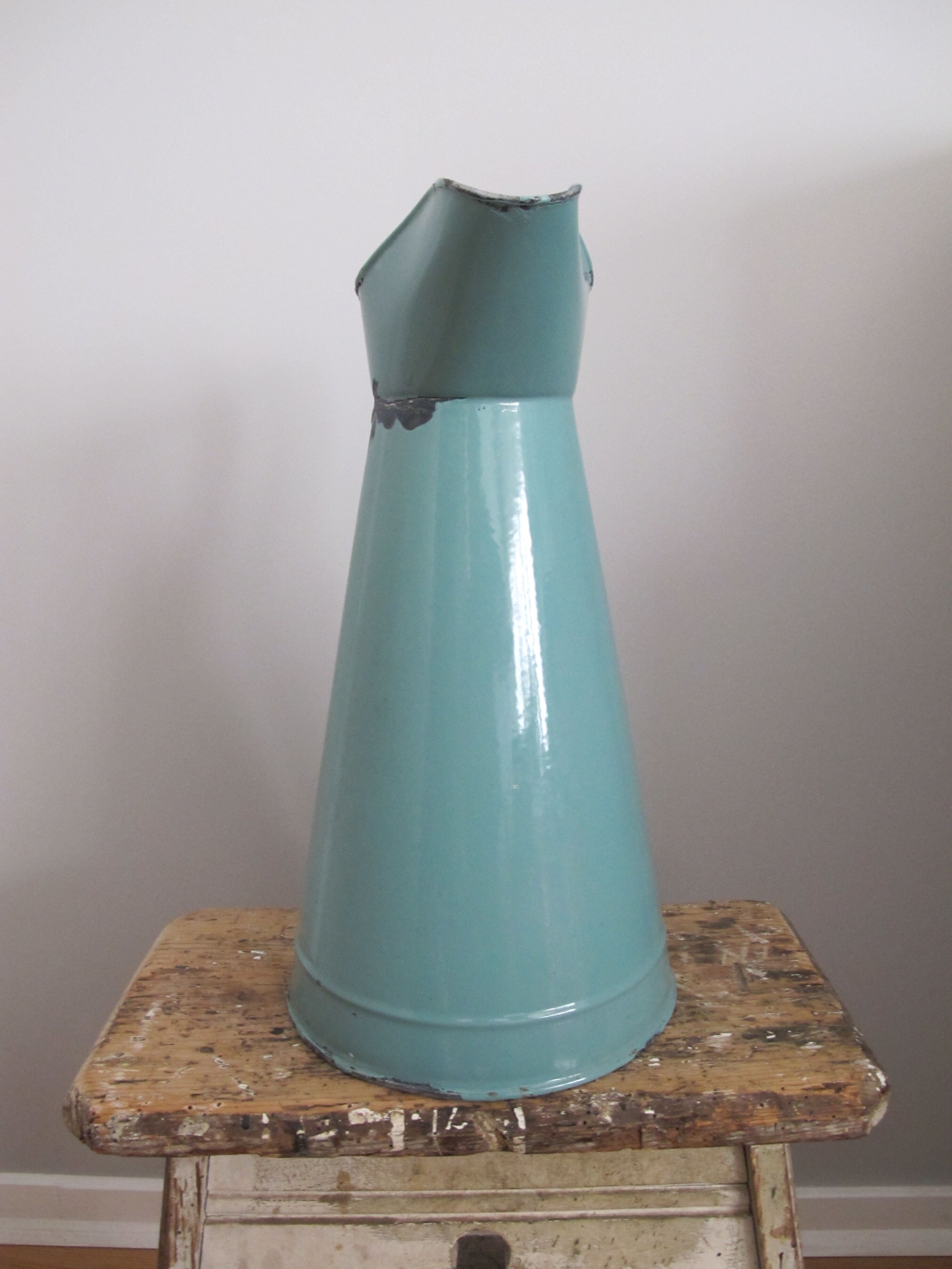 Grand broc in metal emaillé