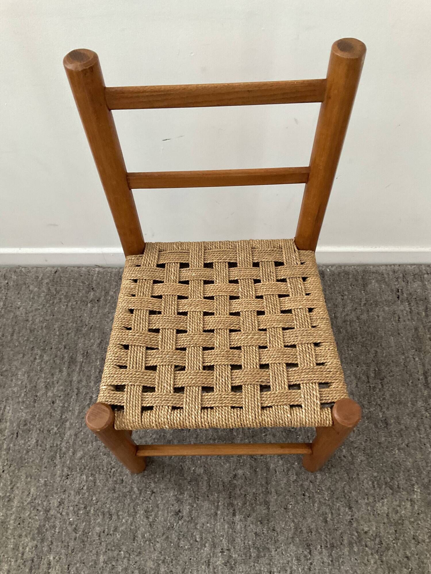 Chaise enfant scandinave en bois et assise corde