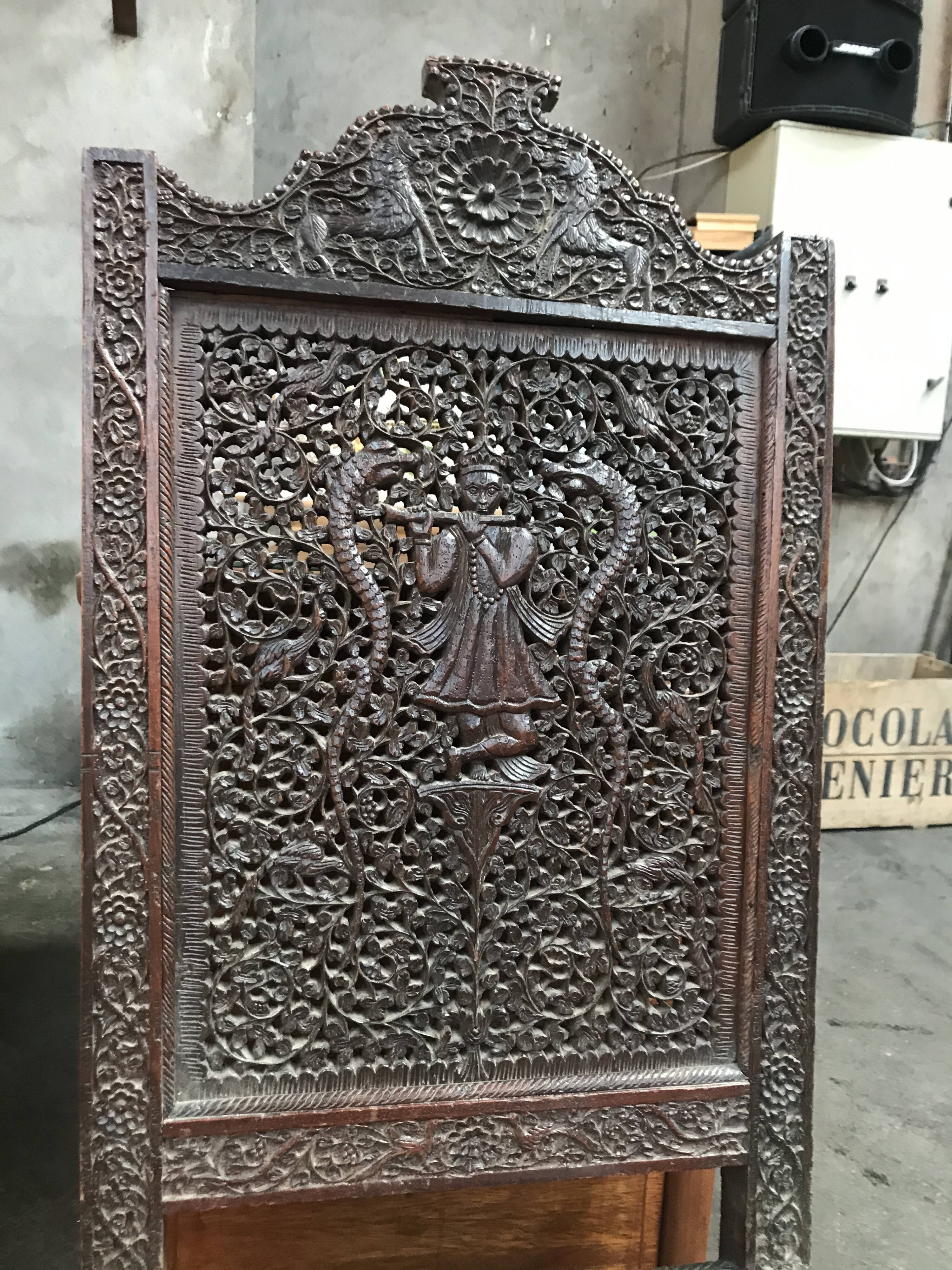 Chaise indienne en bois sculpté