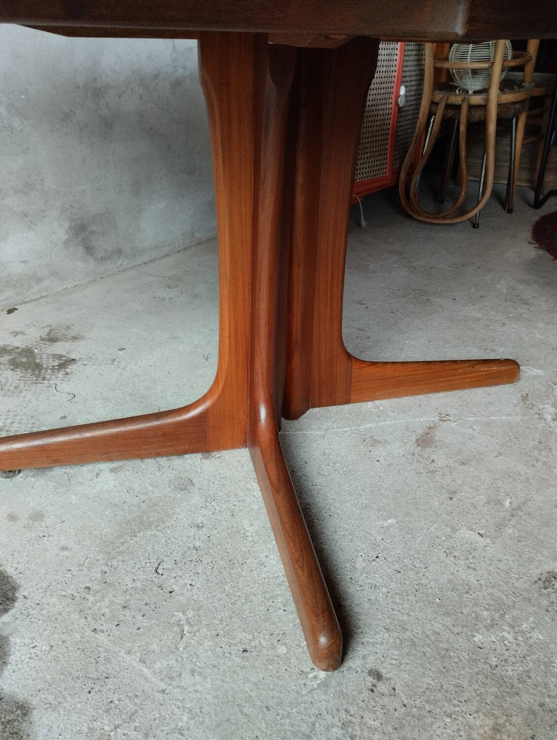 Extendable dining table