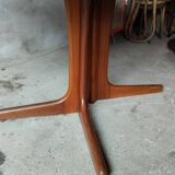 Extendable dining table