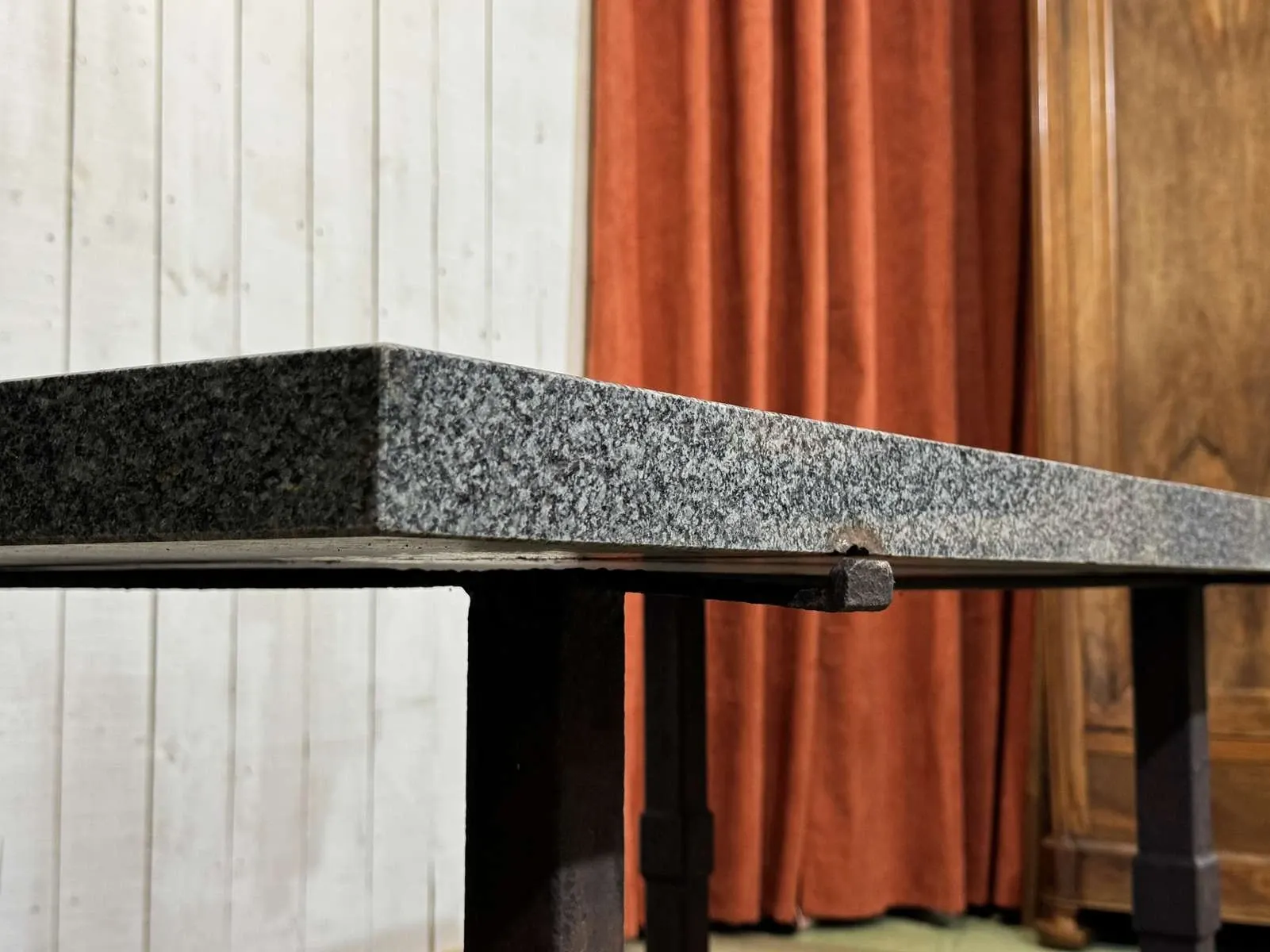 Table en marbre et piétement fonte