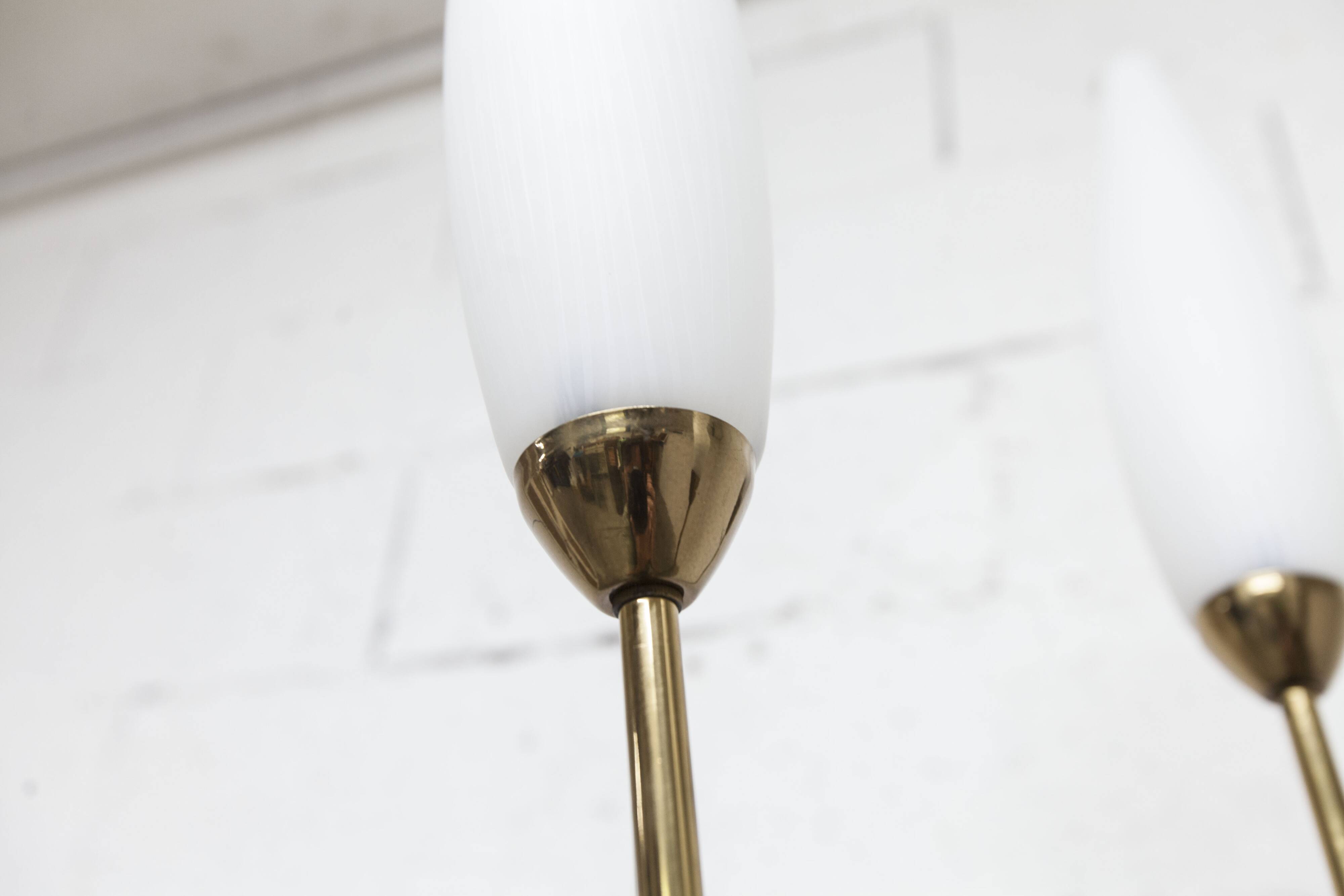 Lampadaire à 3 branches de 1960 laiton doré, fonte et opalines