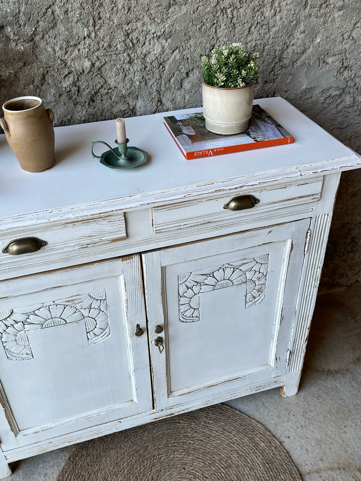 Buffet painted