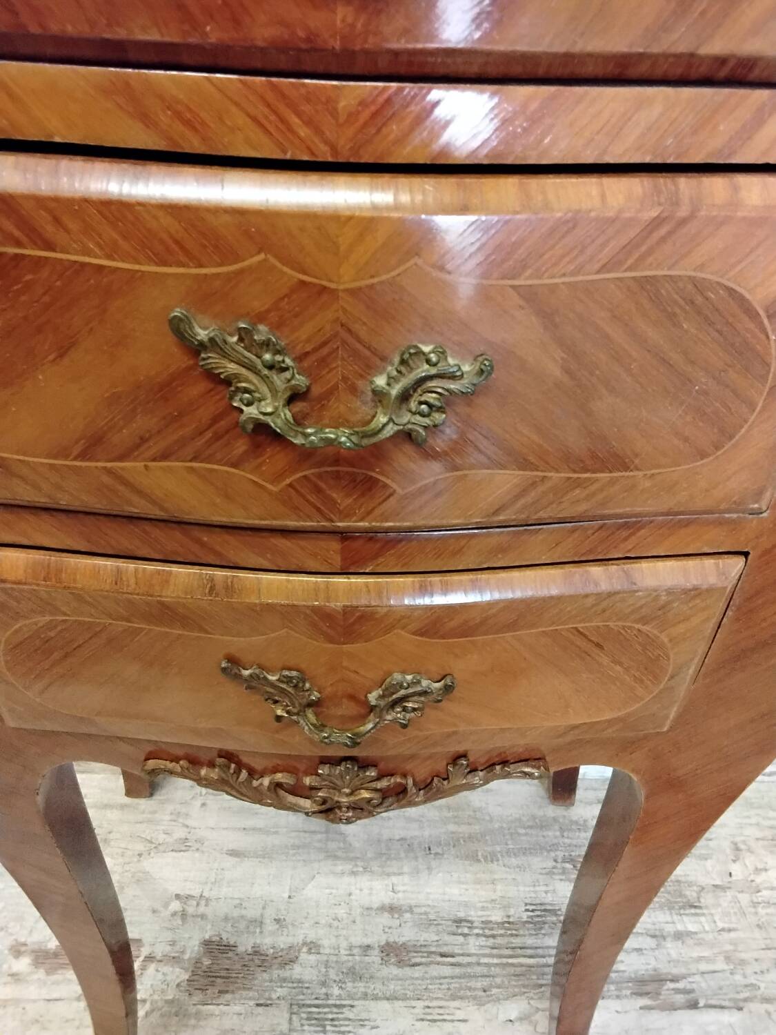 Chevet, meuble d’appoint en bois et marbre