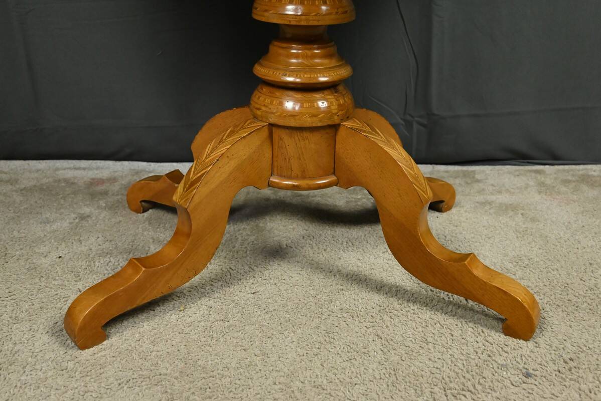 Table de salon en merisier et noyer, style Restauration – fin XIXe
