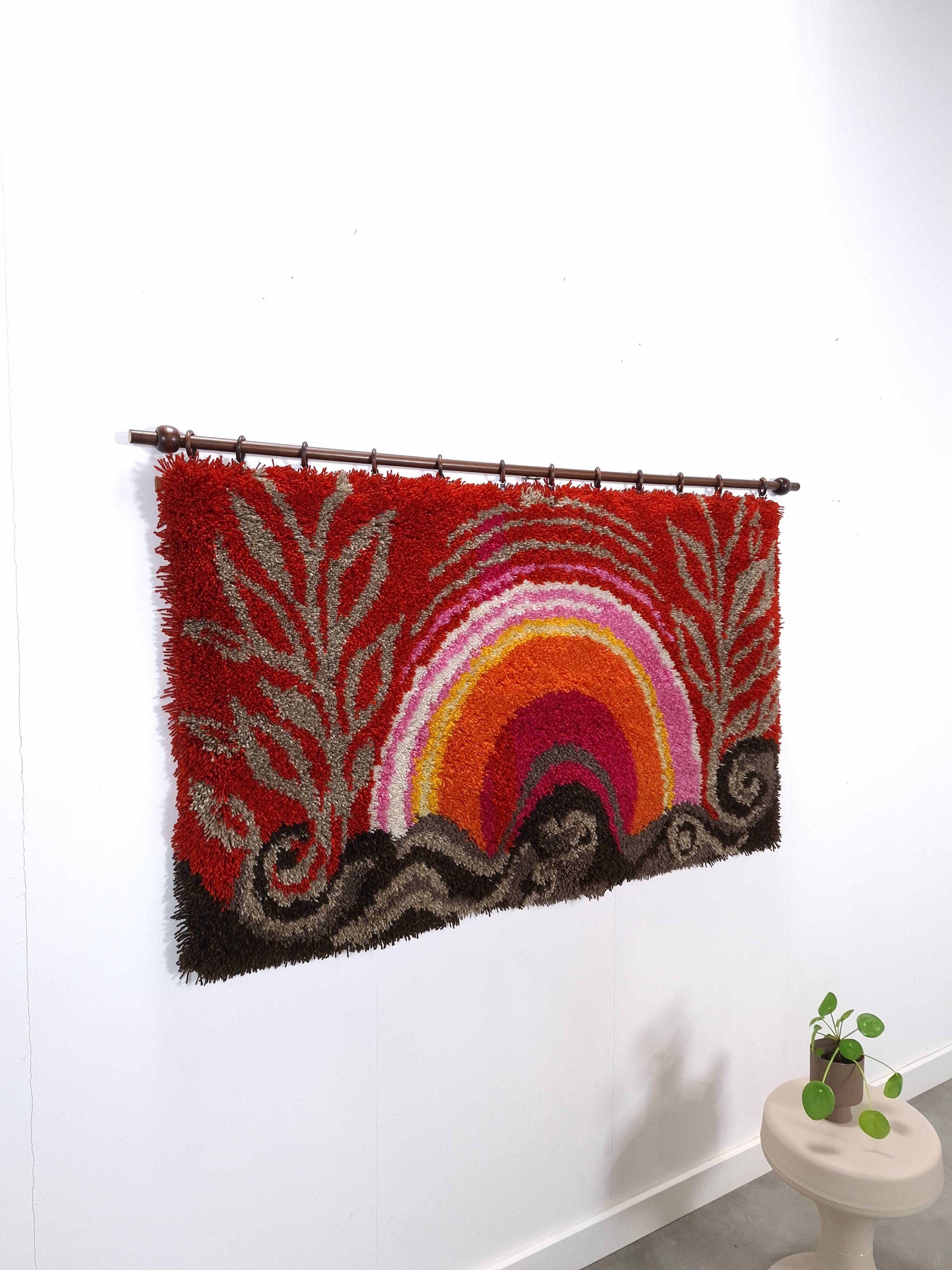 Tapis mural à poils longs des années 70, coucher de soleil rouge rose.