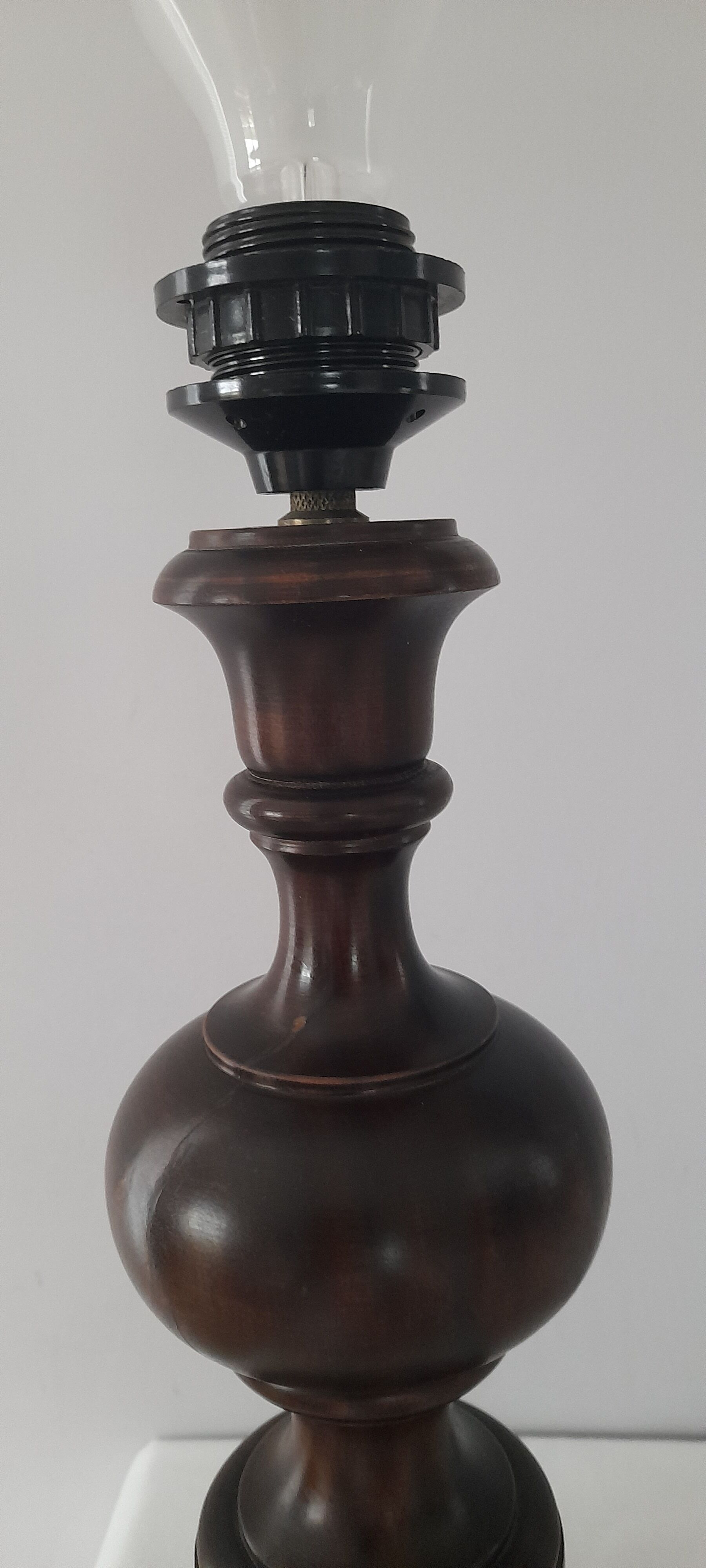 Wooden lamp base turns