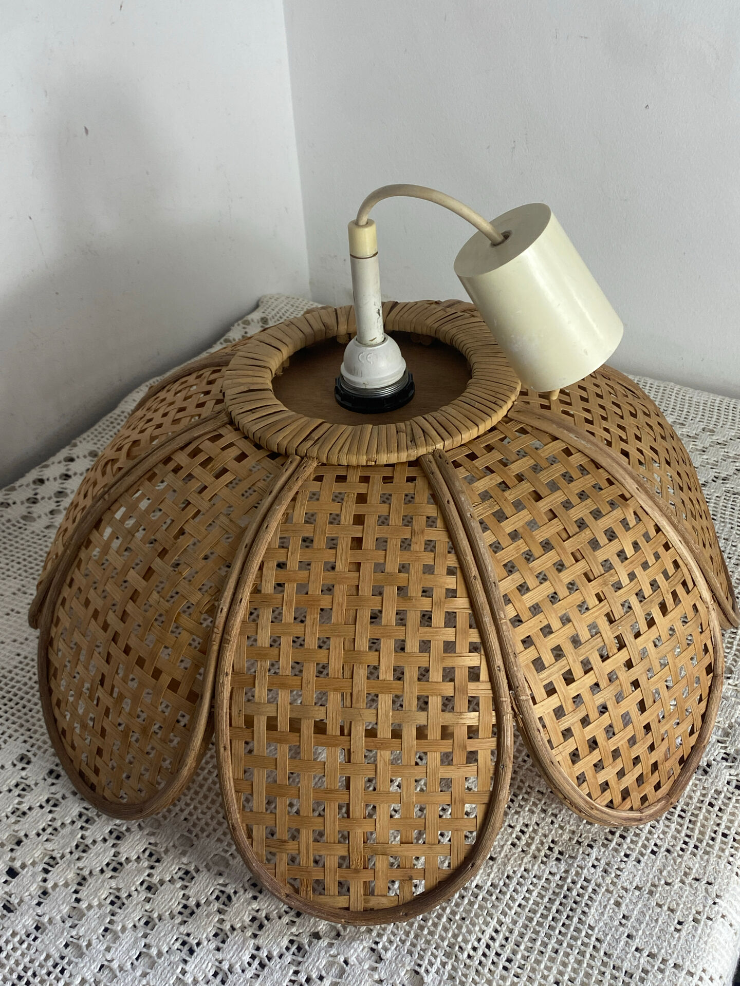 Natural woven wicker flower suspension
