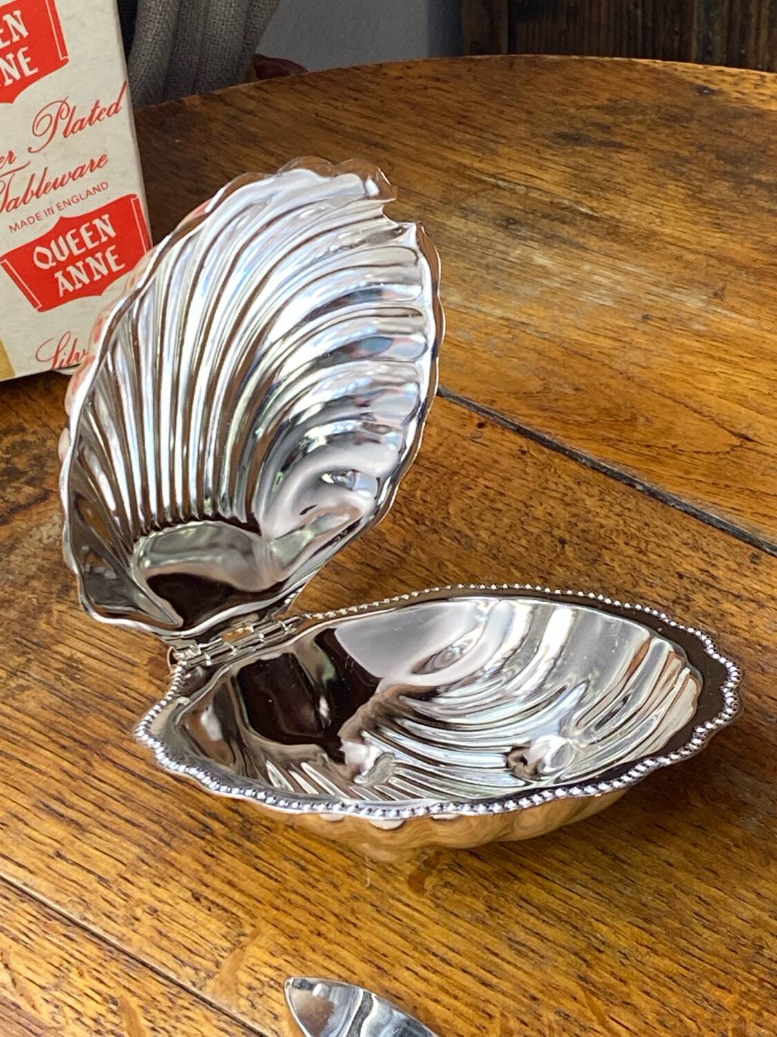 Beurrier coquille avec couteau, plaqué argent, Queen