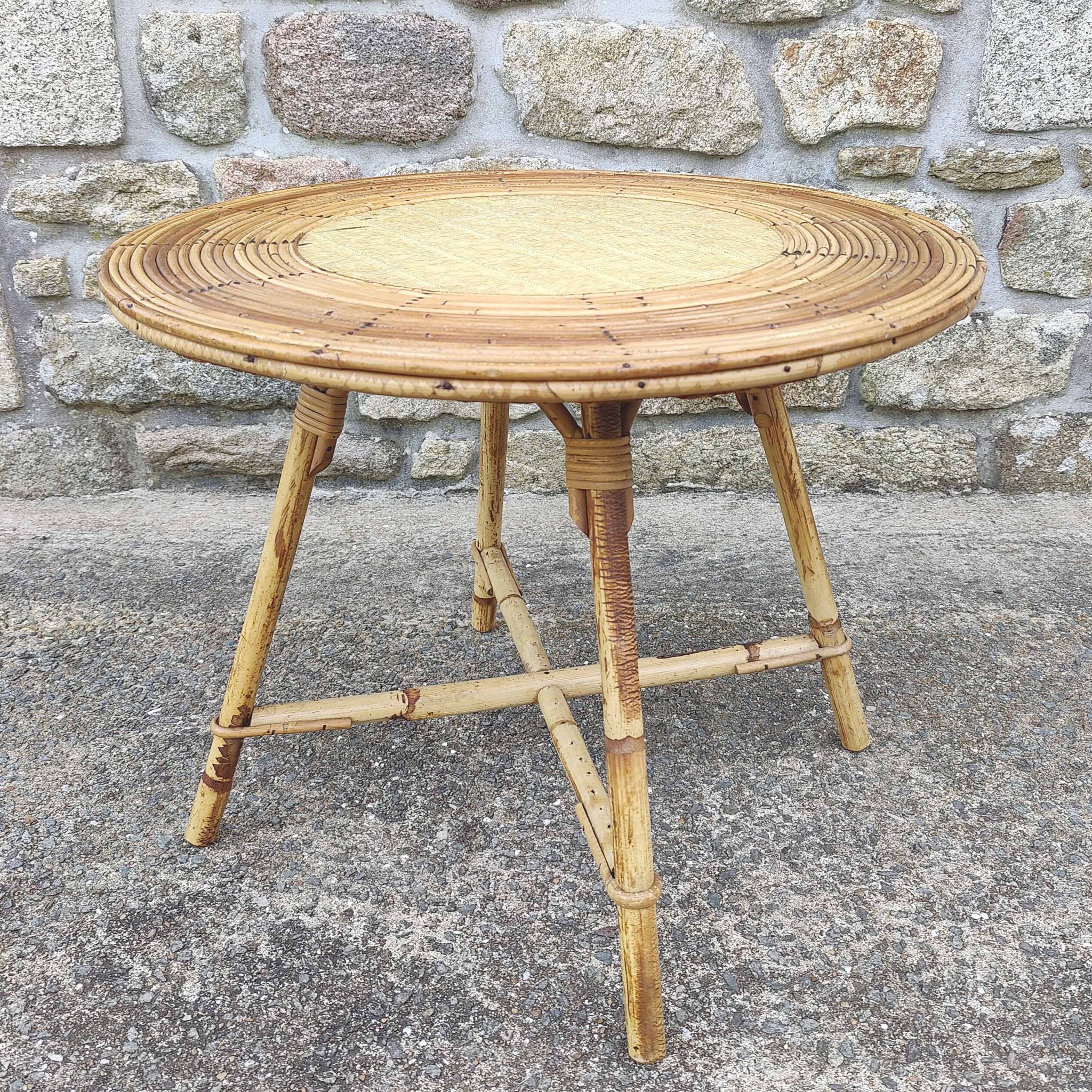 Table basse ronde vintage rotin et vinyle façon paille tressée