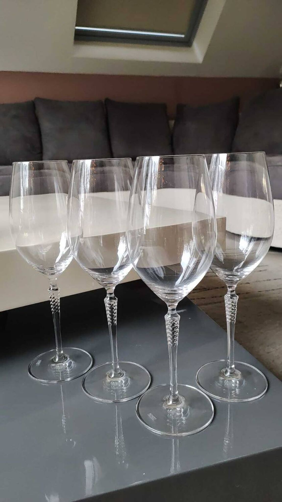 Set of 4 large red wine glasses. With a long twisted stem. Signed Schott Zwiesel. High 27 cm