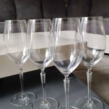 Set of 4 large red wine glasses. With a long twisted stem. Signed Schott Zwiesel. High 27 cm