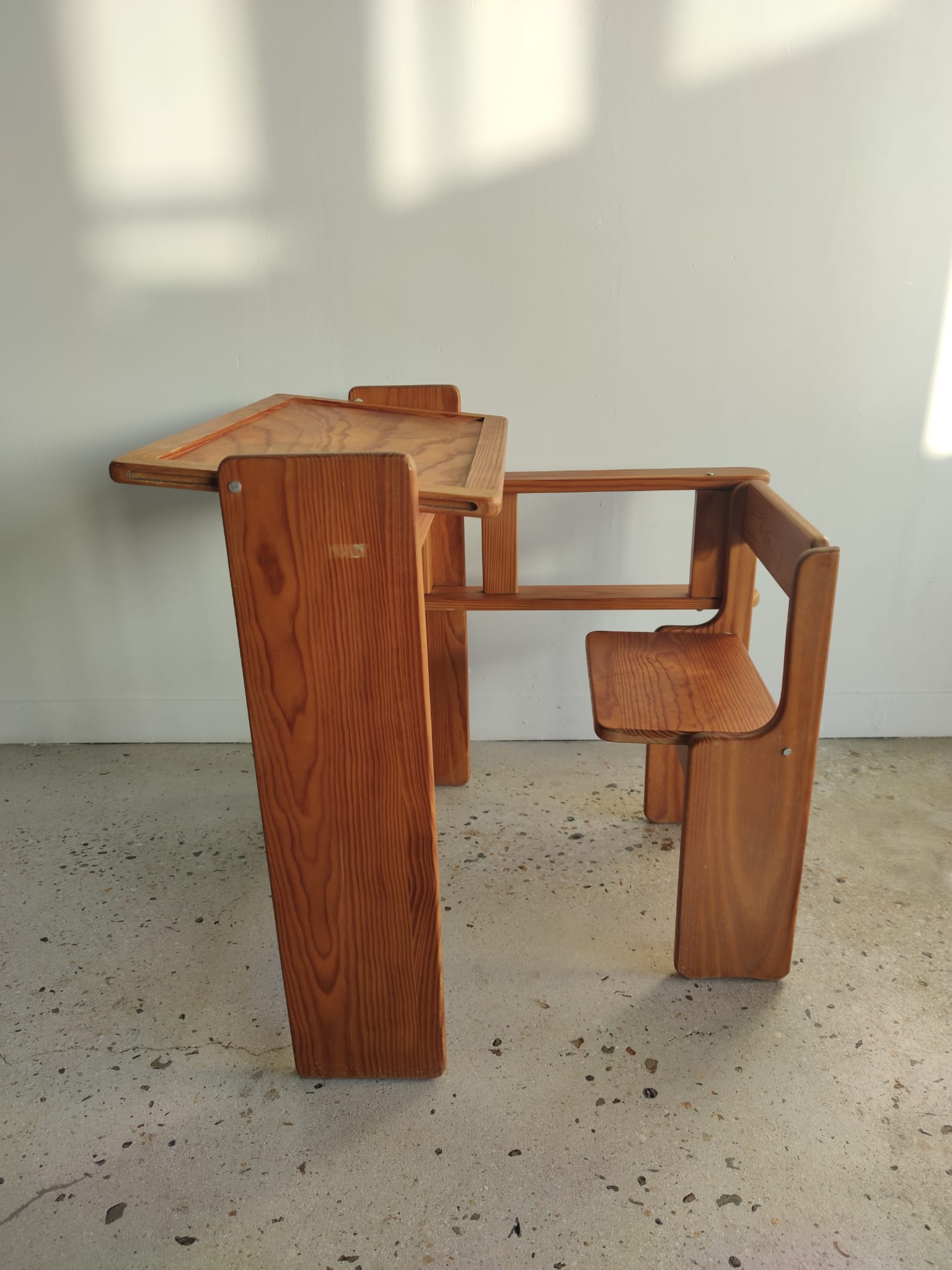 Foldable pine children's desk