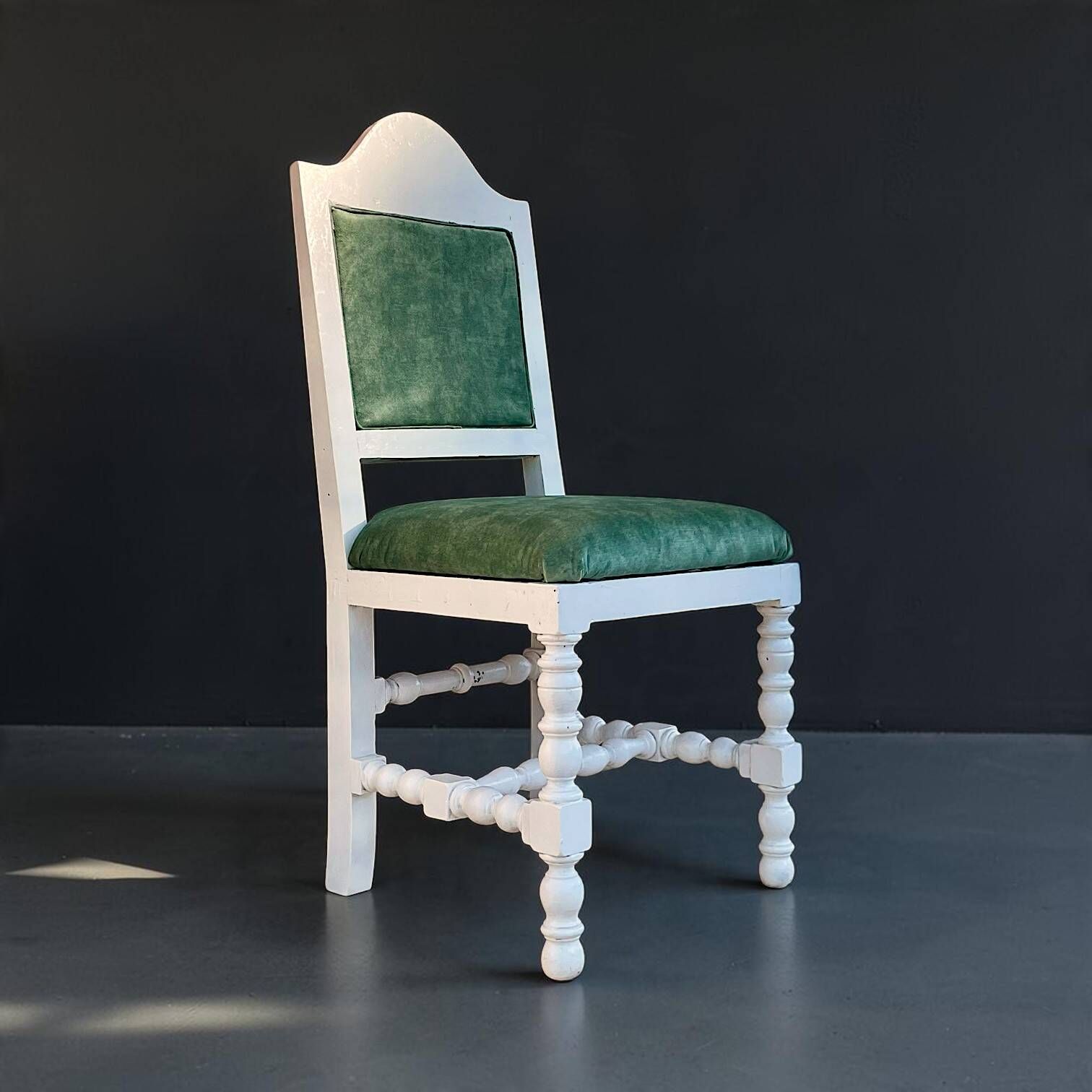 Chaise en bois massif rustique antique portugaise rénovée