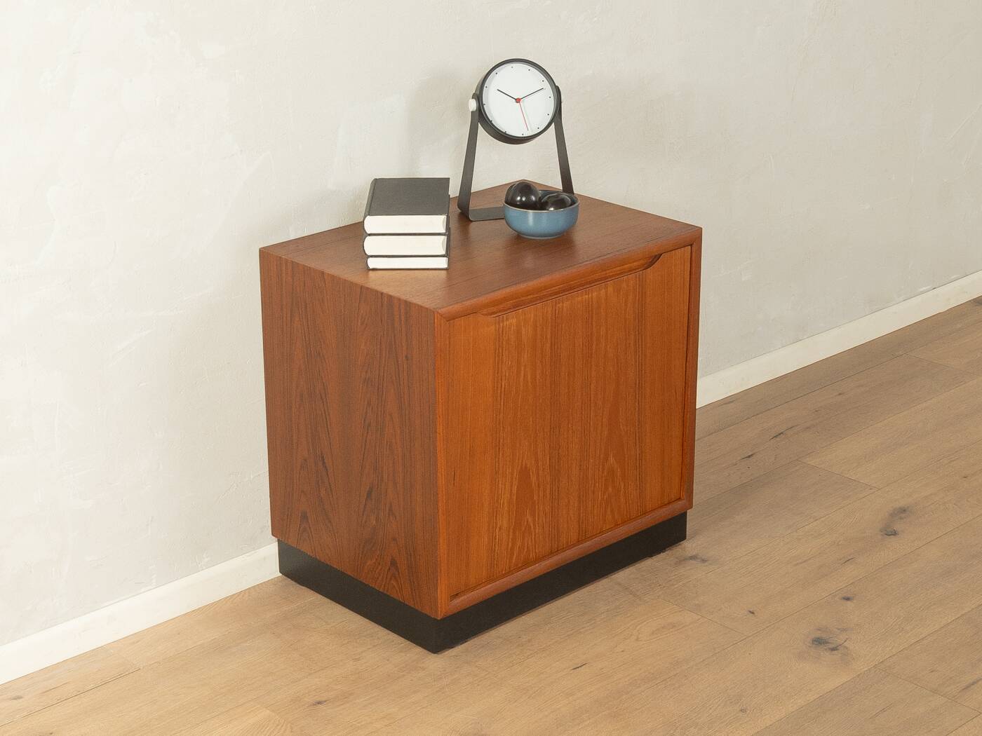 Commode classique des années 1960, en placage de teck.