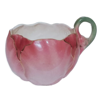 Tasse en barbotine signée Lunéville