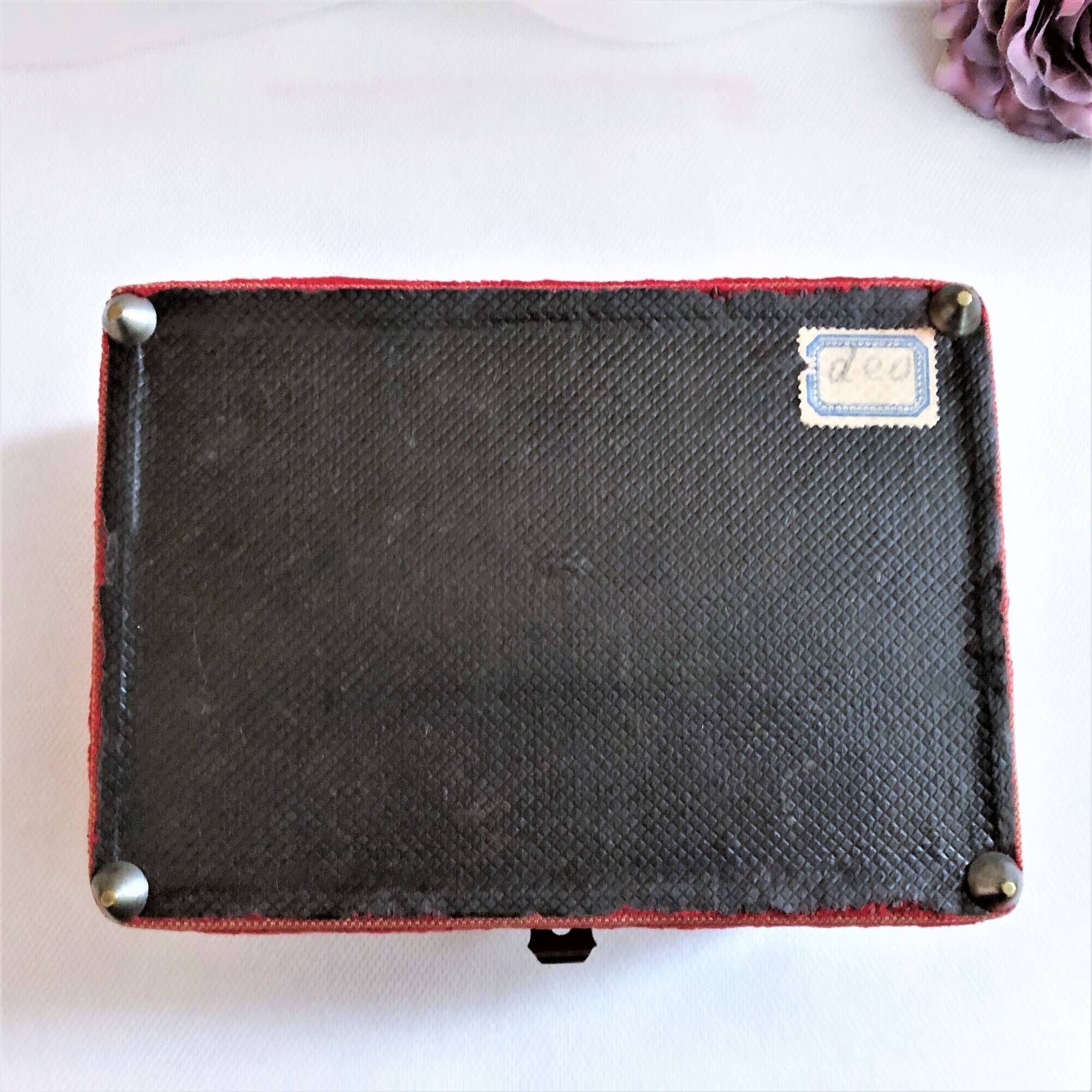 Sewing box padded with red silk, Napoleon III style