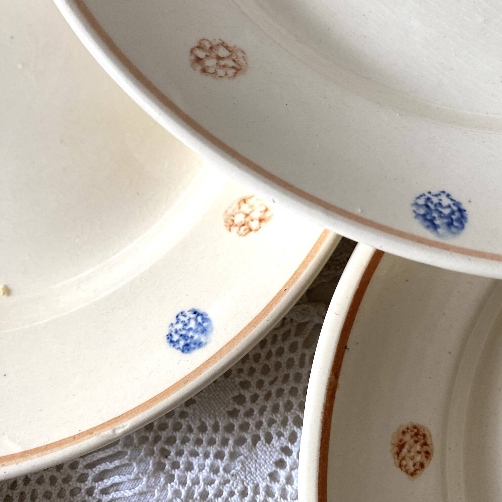 Assiettes plates  anciennes  à pois Sarreguemines