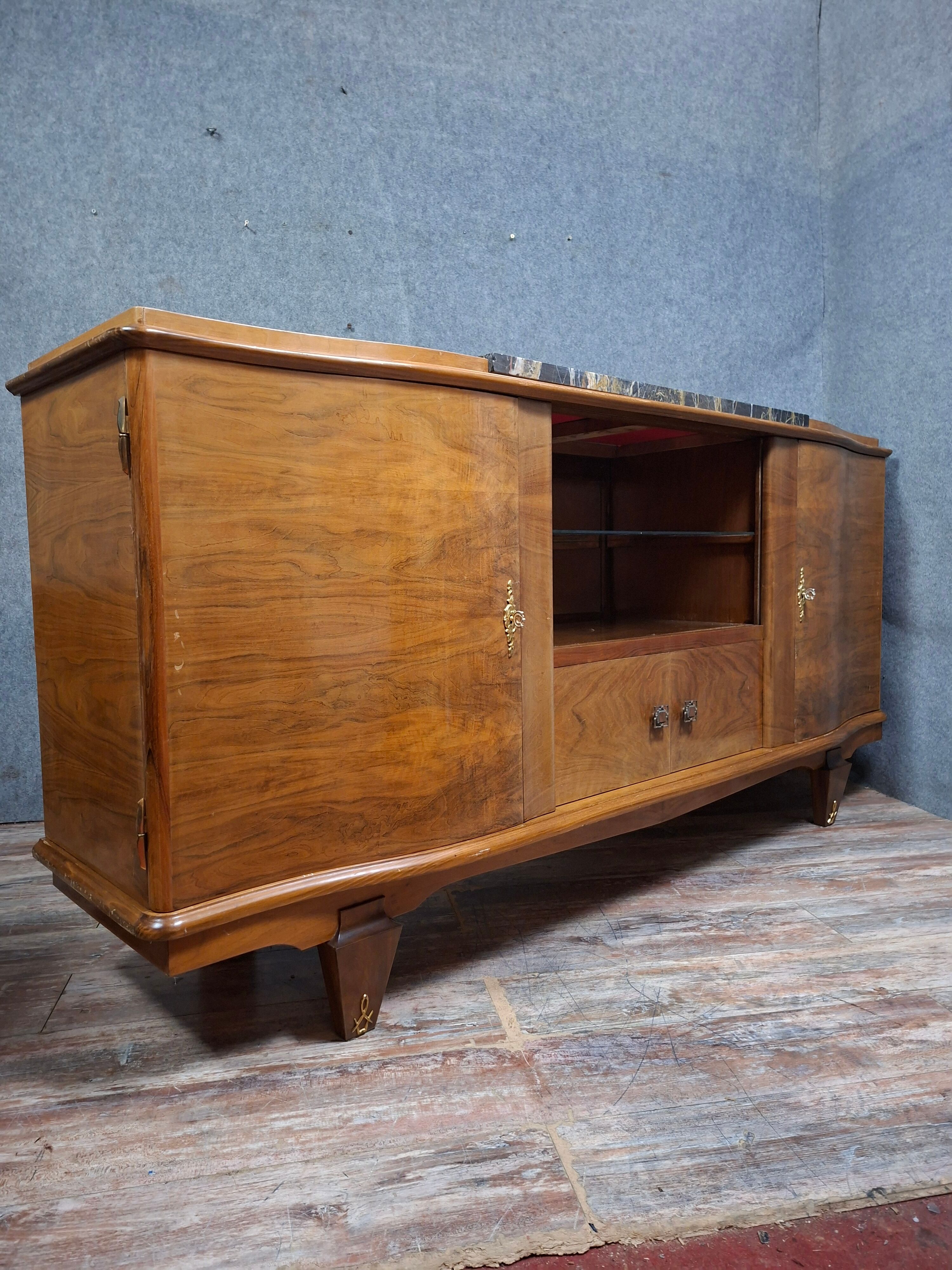 Art Deco buffet in flame walnut veneer, French work from the 1930s.