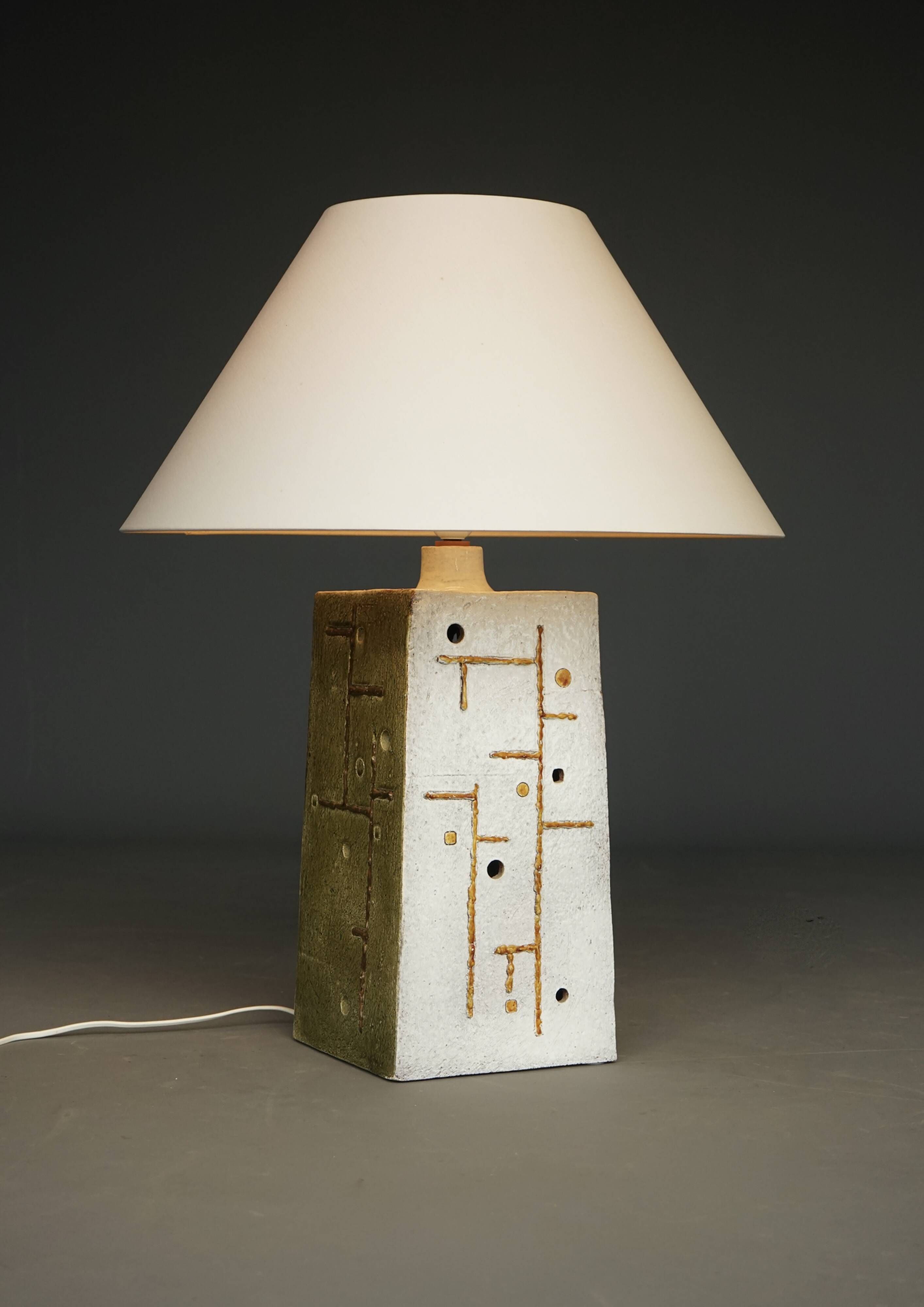 Lampe de table en céramique de style mid-century avec design abstrait, années 1970.