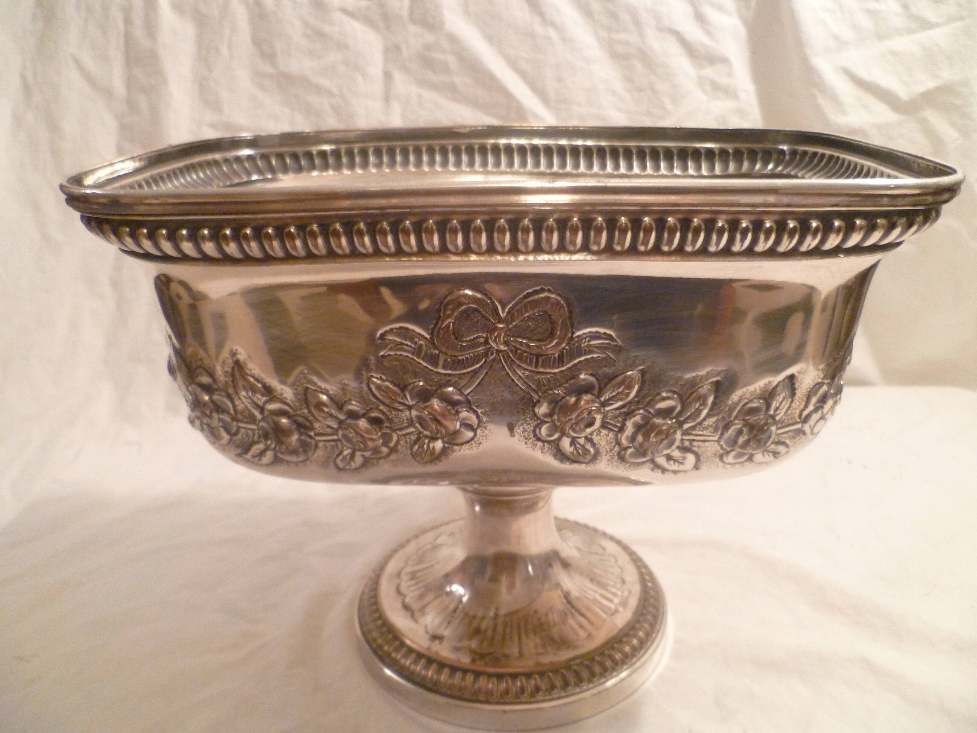 TABLECLOTH/CENTREPIECE/FOOTED METAL COOLER.