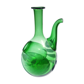 Refrigerant decanter with vintage green glass ice cube reserve