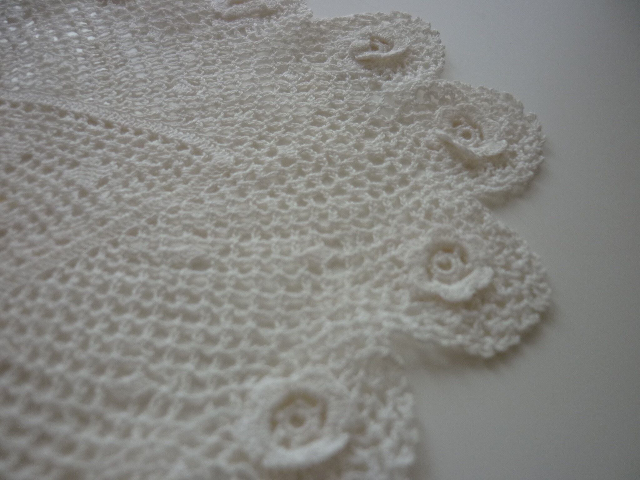 Oval white placemat in crocheted cotton