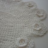 Oval white placemat in crocheted cotton