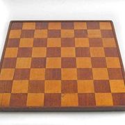 Ensemble d'échecs en bois ancien et plateau