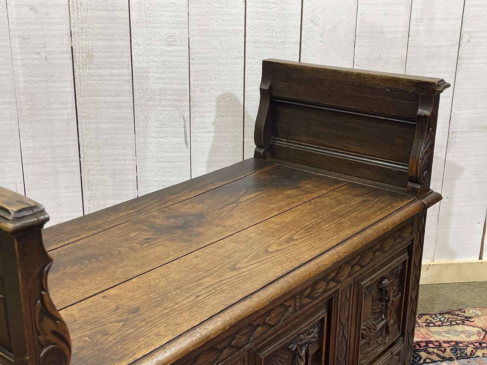 Breton bank chest from the early 20th century in oak and chestnut.