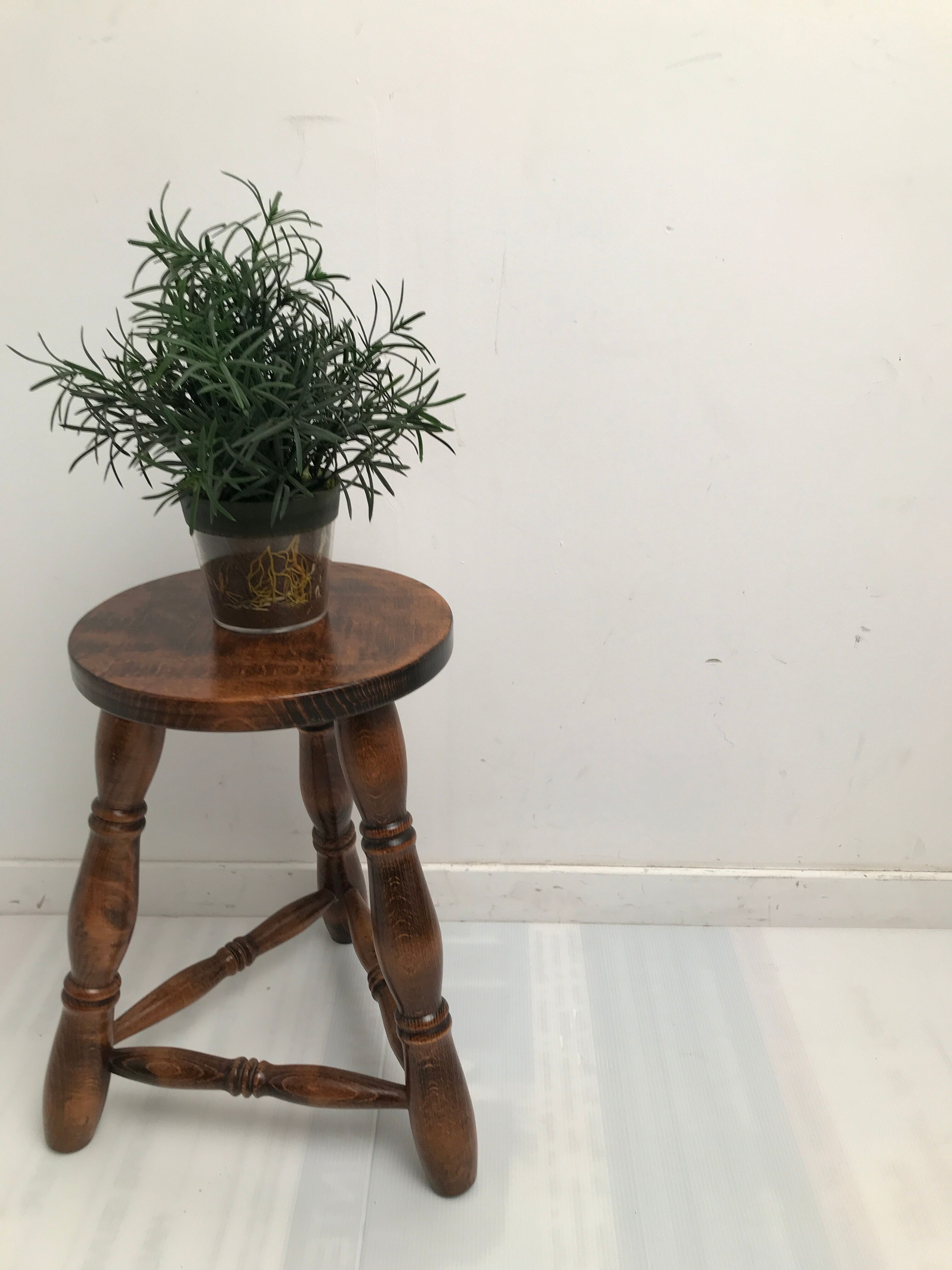 Tabouret en boispied tripode