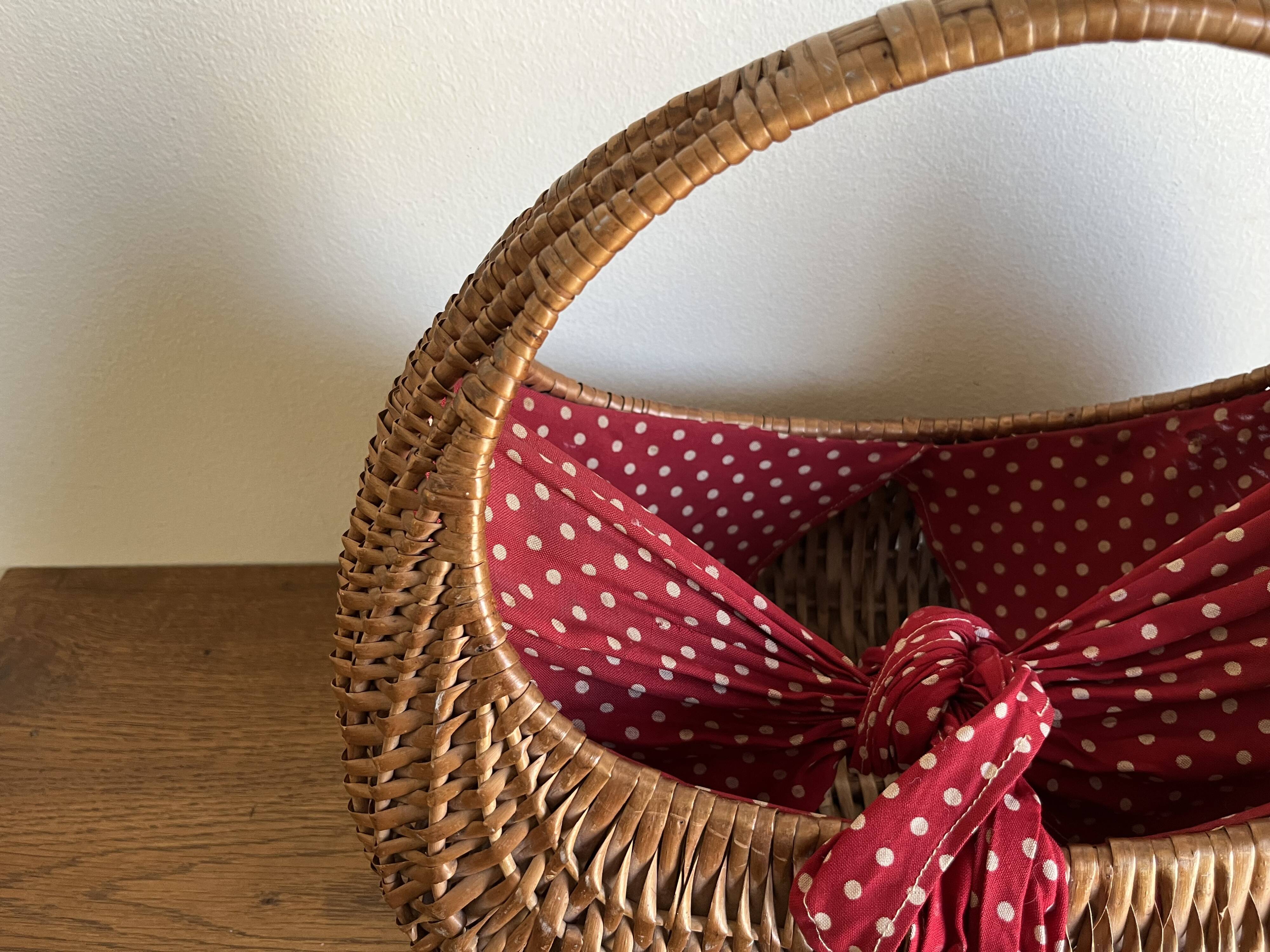 Panier gondole en osier 1960 doublé de coton a pois rouges