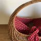 Panier gondole en osier 1960 doublé de coton a pois rouges