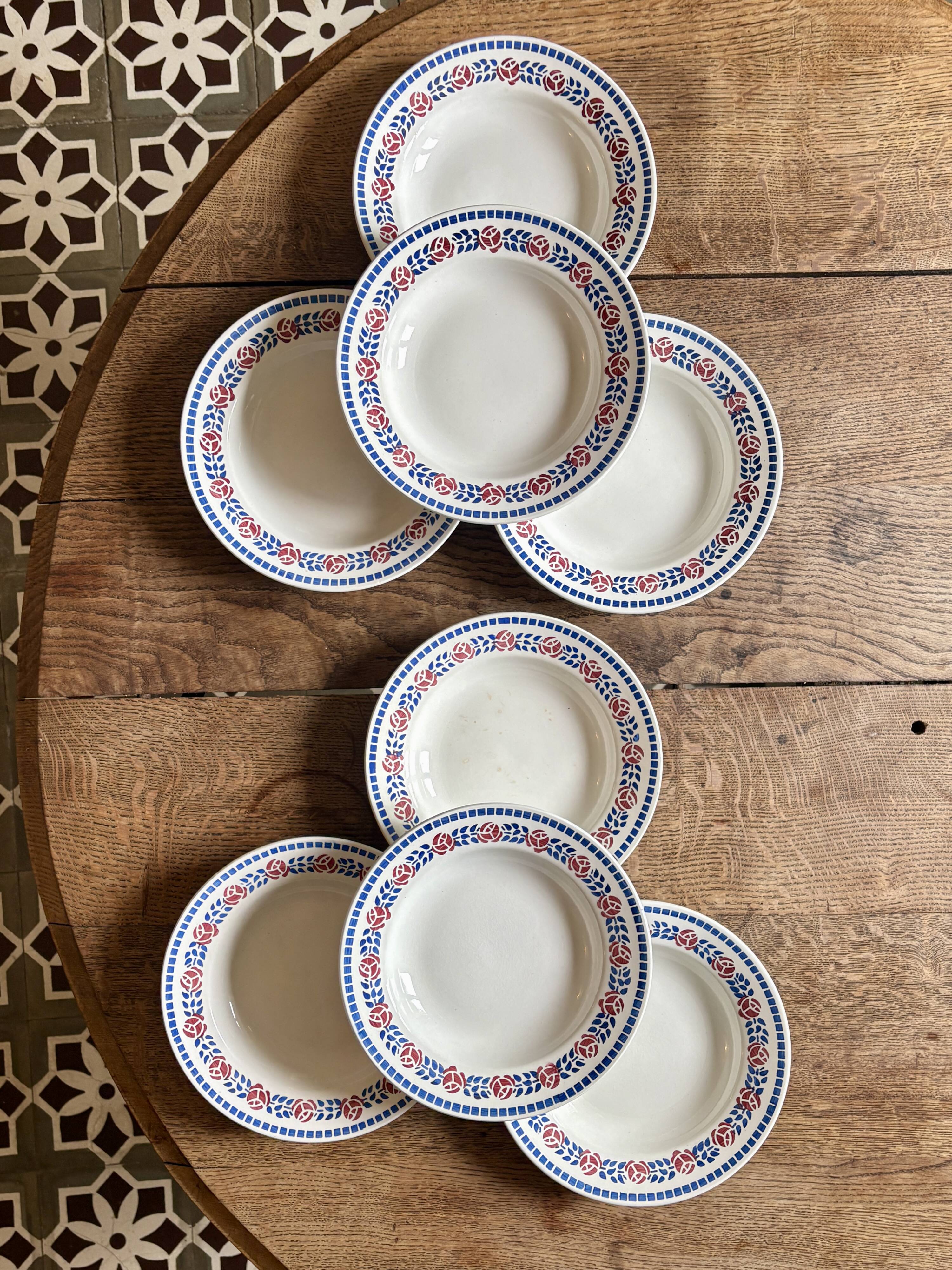 Set of 8 vintage deep plates