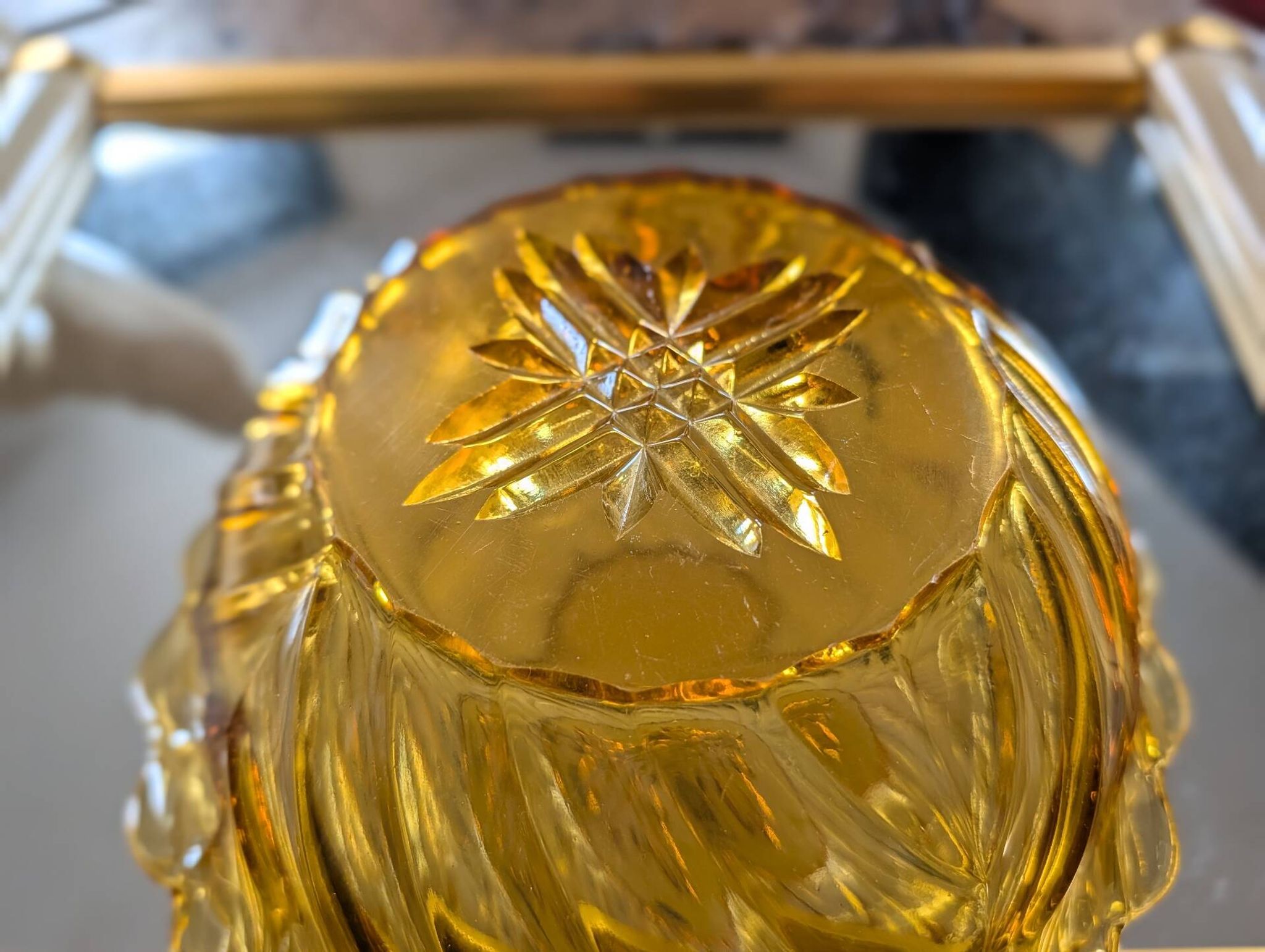 Coupe en verre ambré floral – années 1960-1970