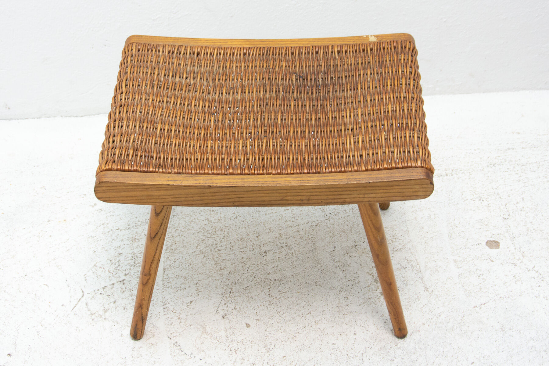 Repose-pied en rotin et hêtre du milieu du siècle par ÚLUV, années 1960, Tchécoslovaquie