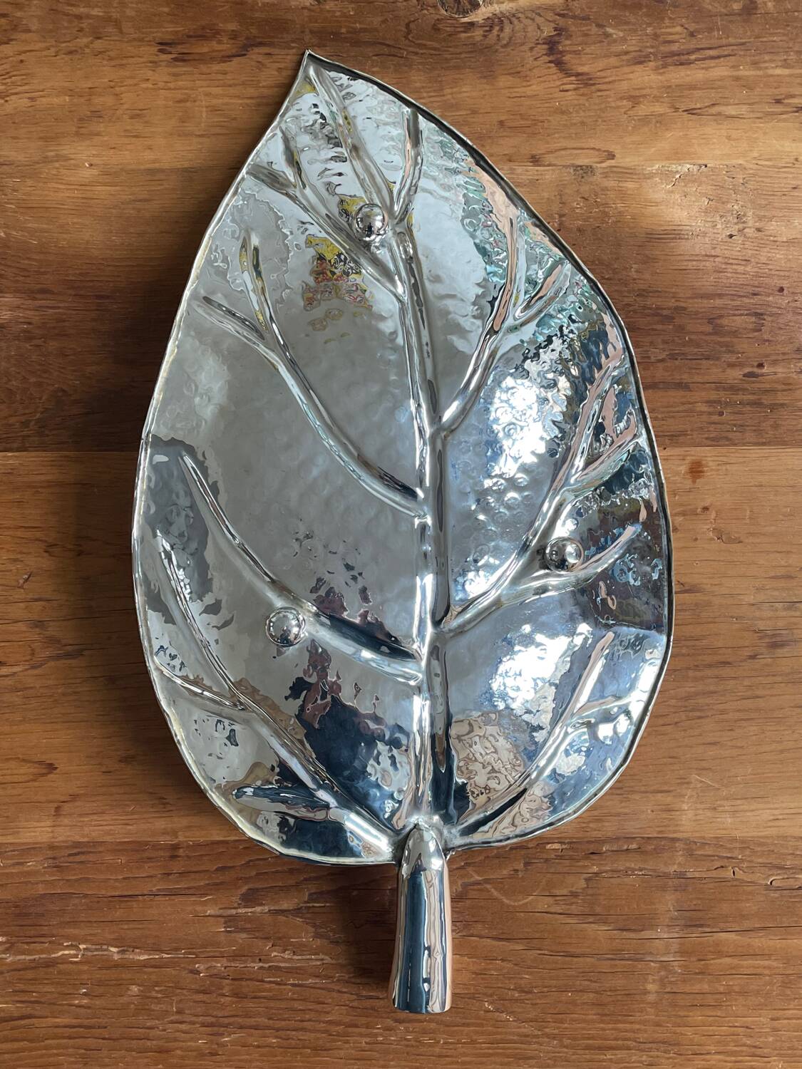 Large leaf-shaped centerpiece tray