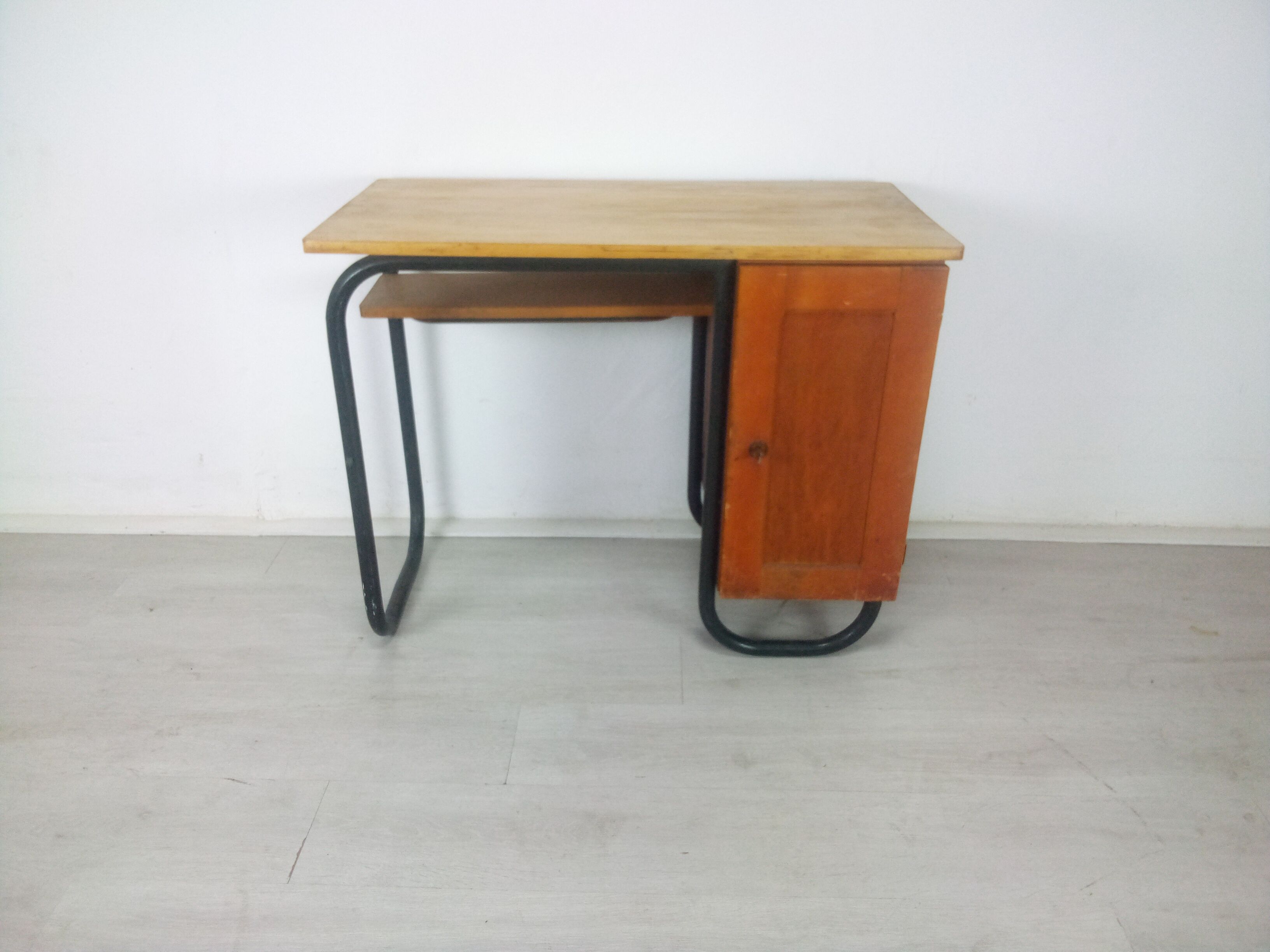 Desk model S22 by Jacques Hitier produced by Mobilor